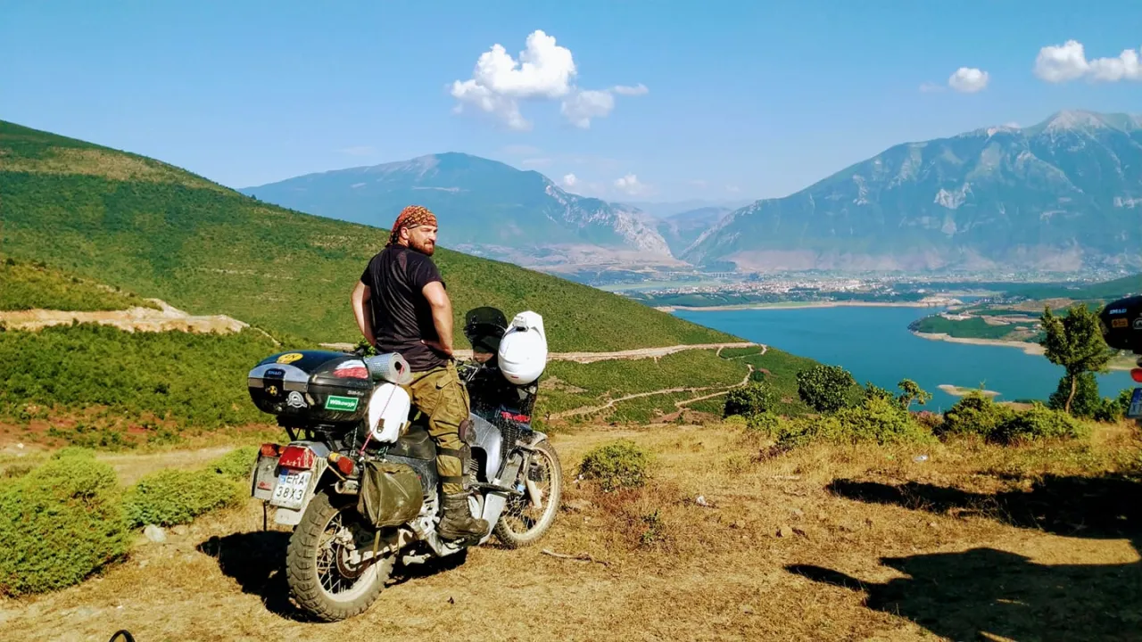 motocykl w g&oacute;rach Albanii widoki