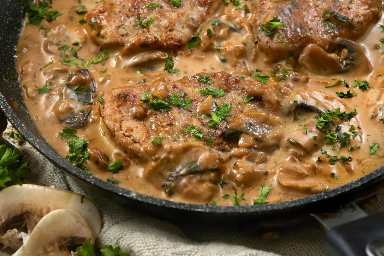 Sos grzybowy na drewnianym stole z grzybami leśnymi