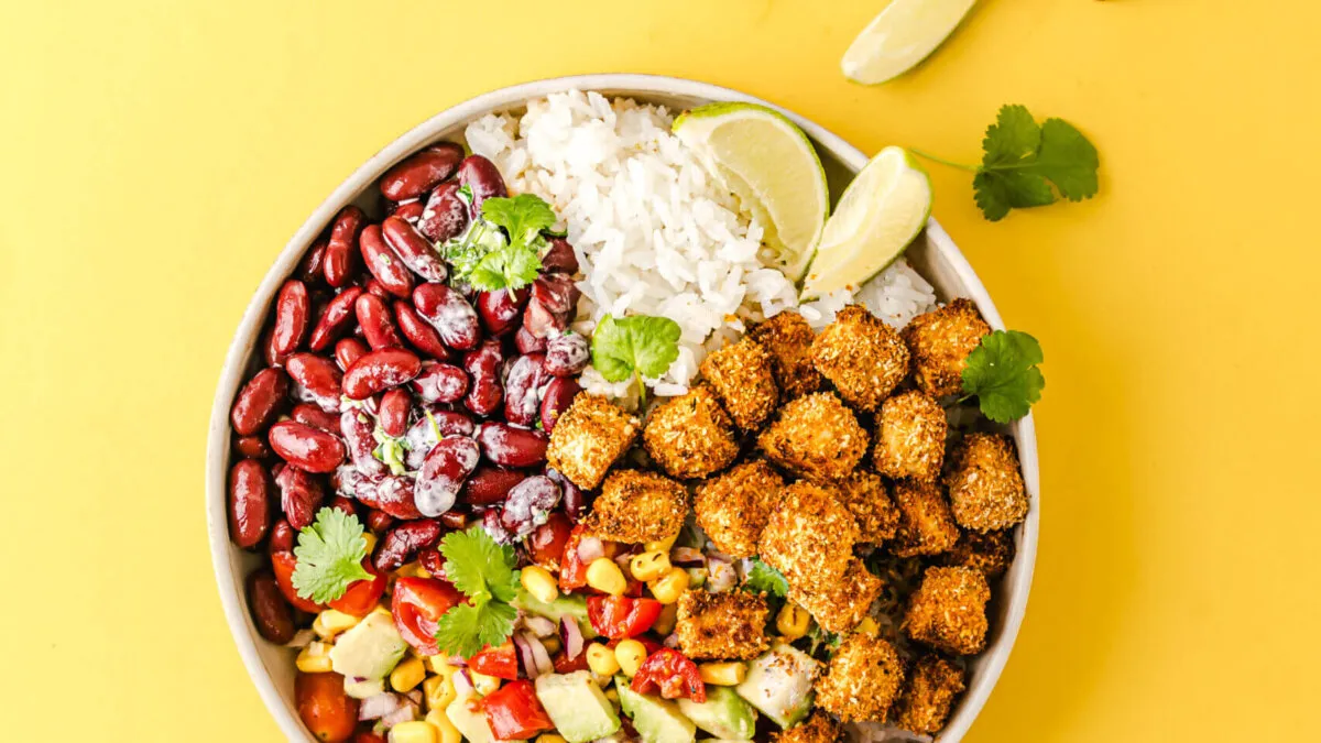 wysokobiałkowy obiad wegetariański bowl tofu