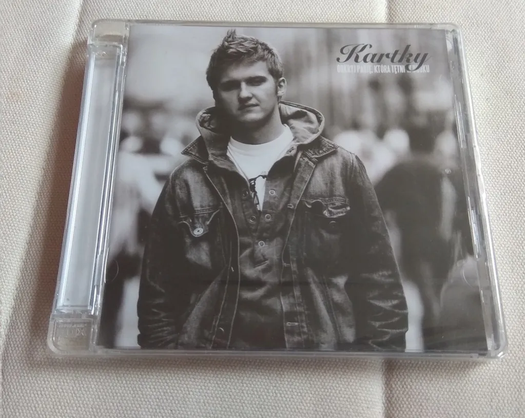Zdjęcie Kartky: odkryj pasję, która tętni w bruku - znaczenie i recenzje albumu