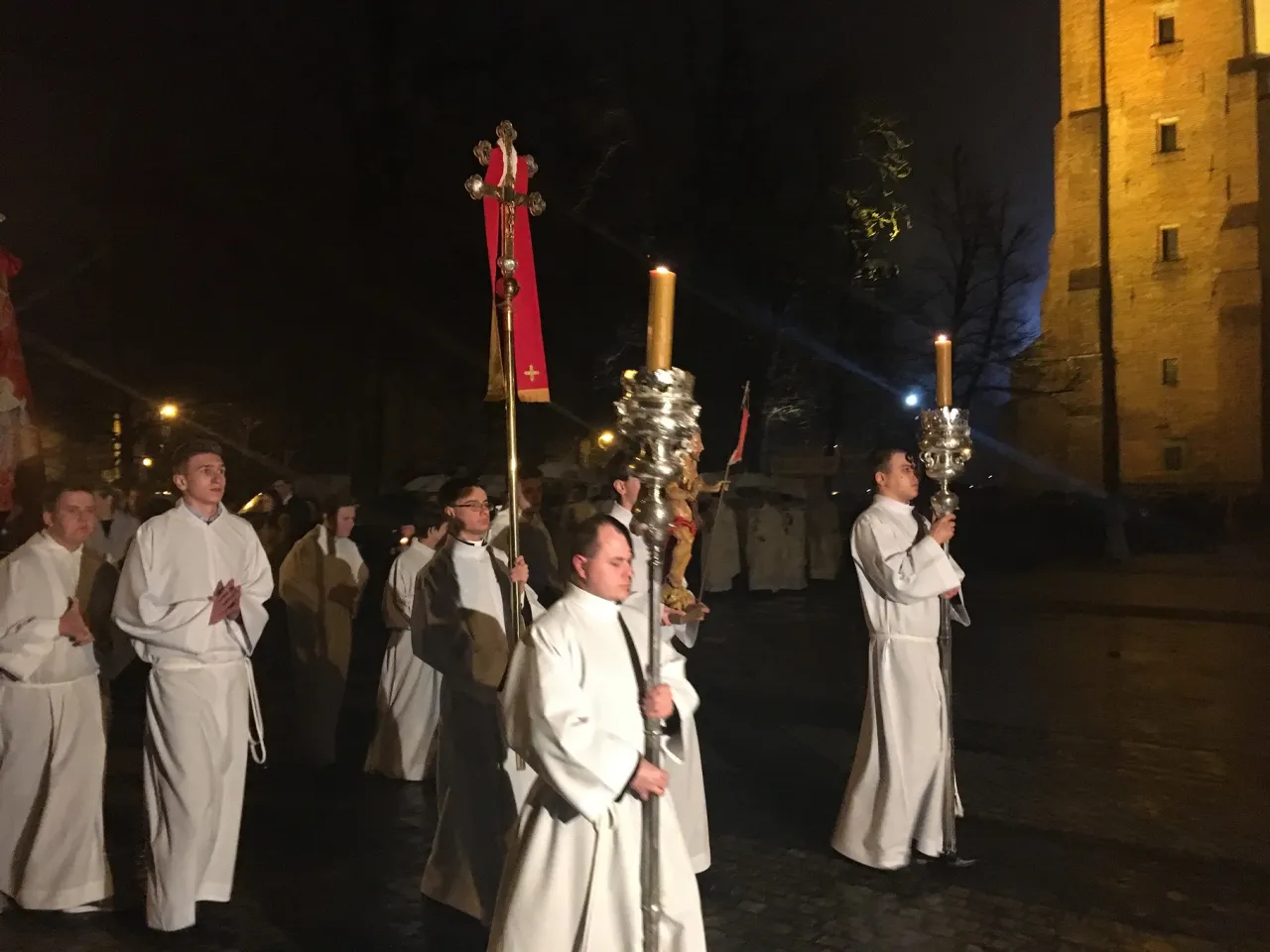 Zdjęcie Czy msza rezurekcyjna jest mszą niedzielną? Poznaj ważne informacje