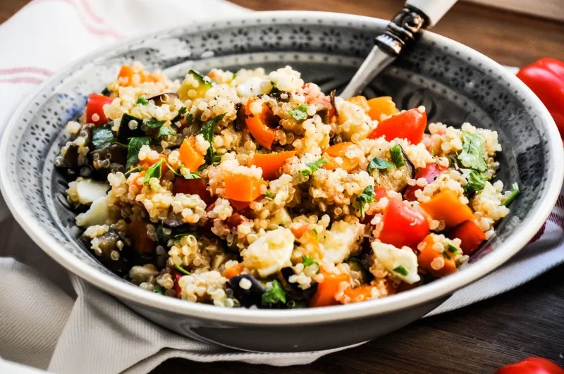 Mediterraner Quinoa Salat
