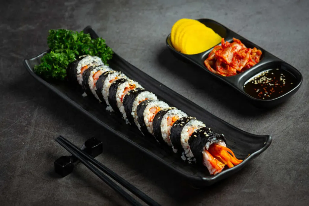 r&oacute;żnice w ryżu sushi kimbap
