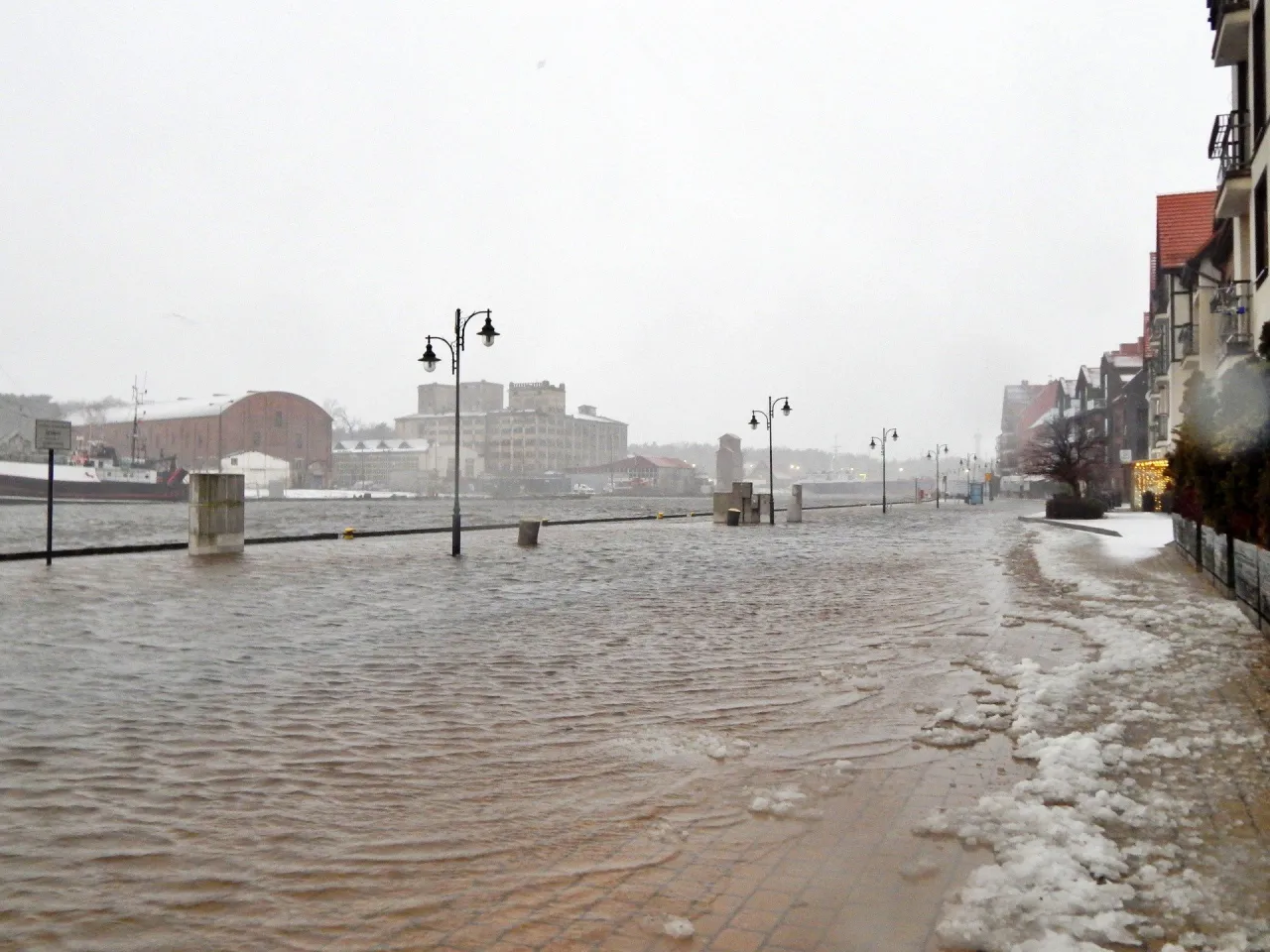 zimowy sztorm Bałtyk Ustka