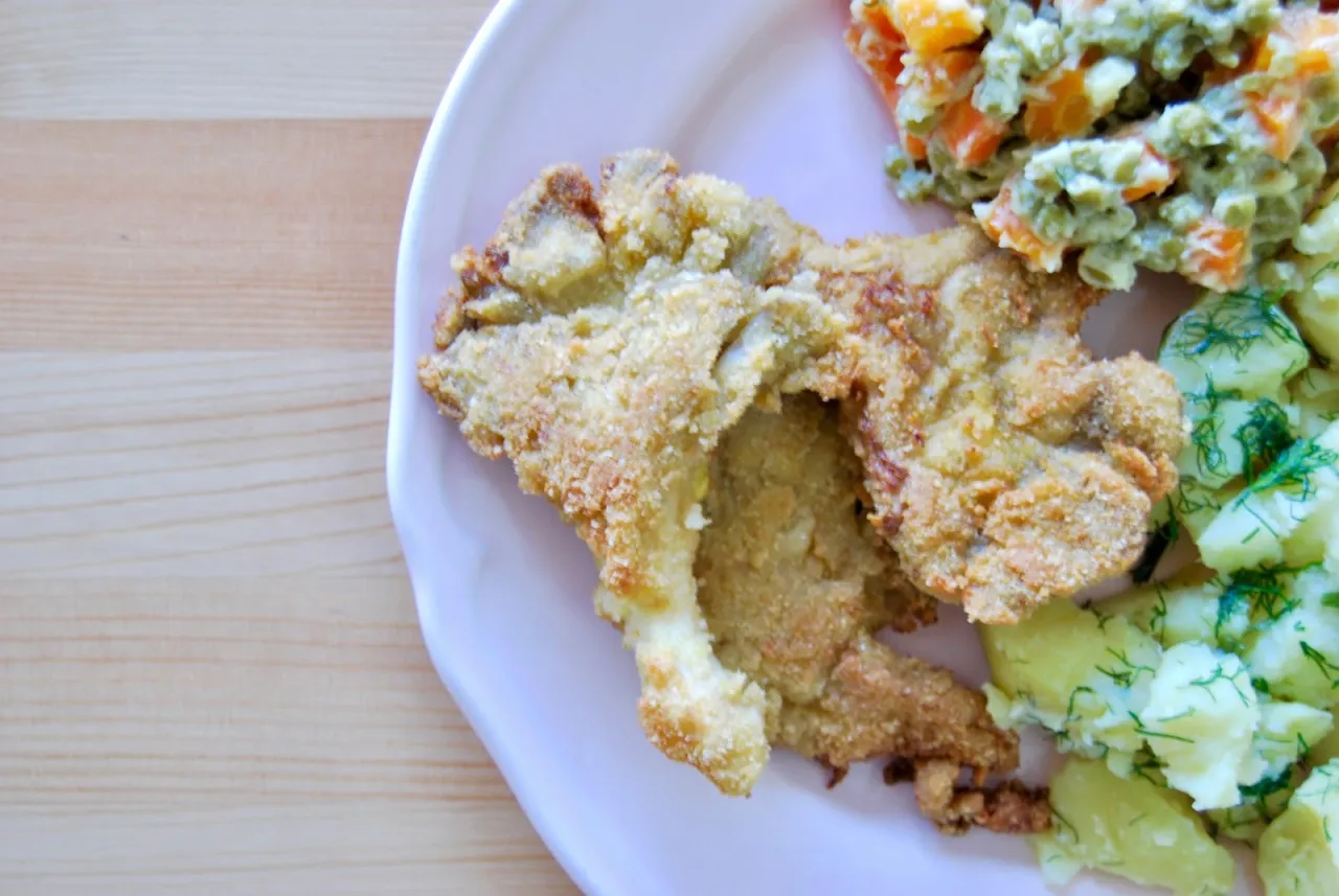 panierowane boczniaki na talerzu z ziemniakami i sur&oacute;wką