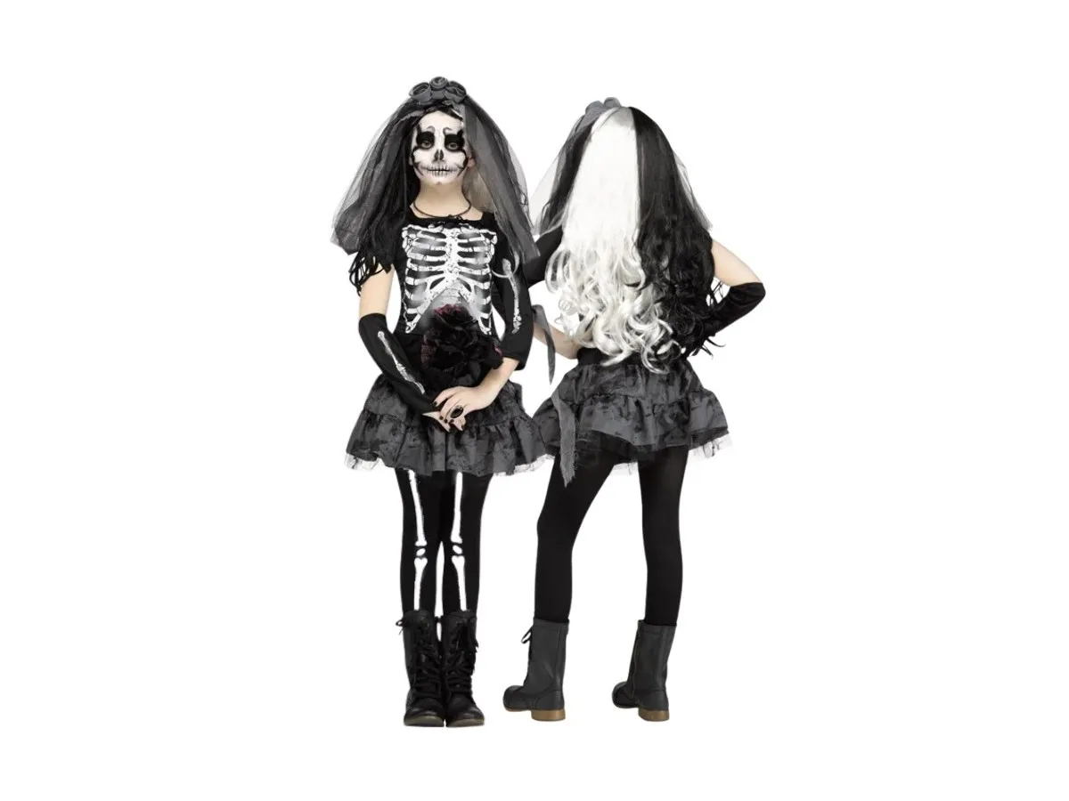 Dwie dziewczynki w przerażających kostiumach szkielet&oacute;w, idealny pomysł na kostium halloween. Jedna z welonem, druga z dwukolorowymi włosami.