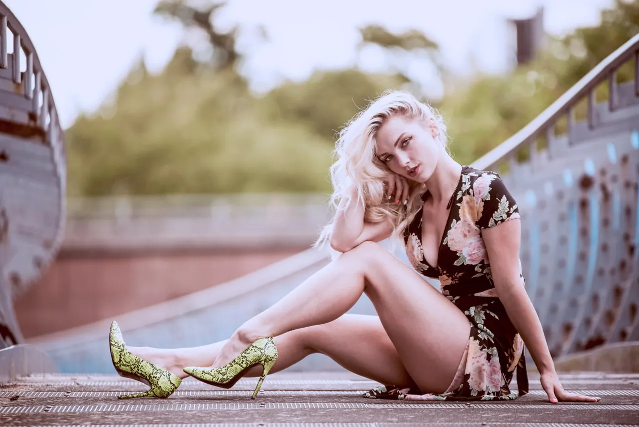 fotograf kierujący modelką podczas sesji zdjęciowej