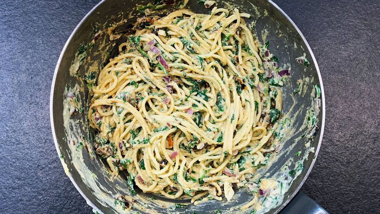 r&oacute;żne rodzaje wegańskiego makaronu w supermarkecie