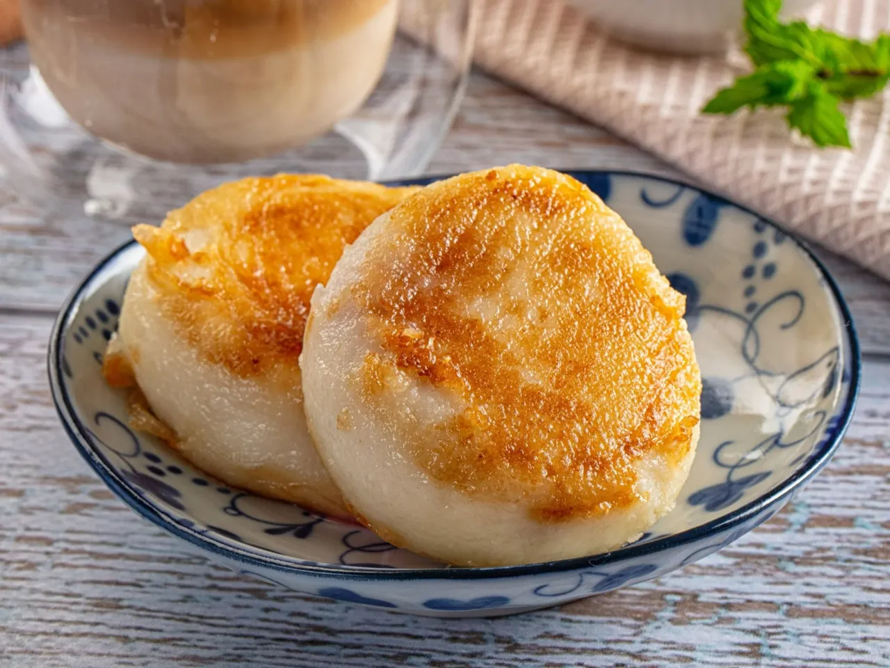 Smażone placuszki z twarogu na talerzyku z niebieskimi wzorami. Idealny pomysł, co zrobić z twarogu na szybkie śniadanie.