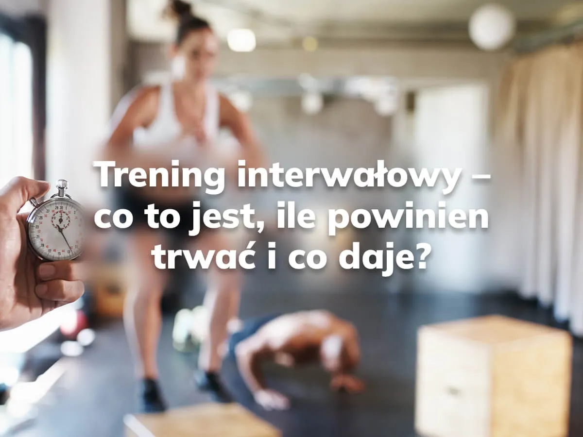 Dłoń trzyma stoper, w tle kobieta ćwiczy. Dowiedz się, trening interwałowy co to jest, ile powinien trwać i co daje.
