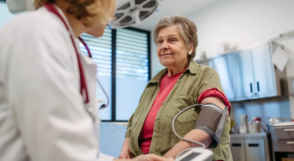 Lekarz rodzinny i lekarz specjalista konsultujący pacjenta