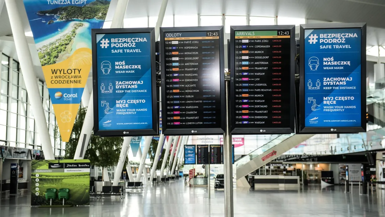 Tablice lotniska we Wrocławiu pokazują odloty i przyloty. Zastanawiasz się, czy można opuścić lotnisko podczas przesiadki? Sprawdź informacje na tablicach.