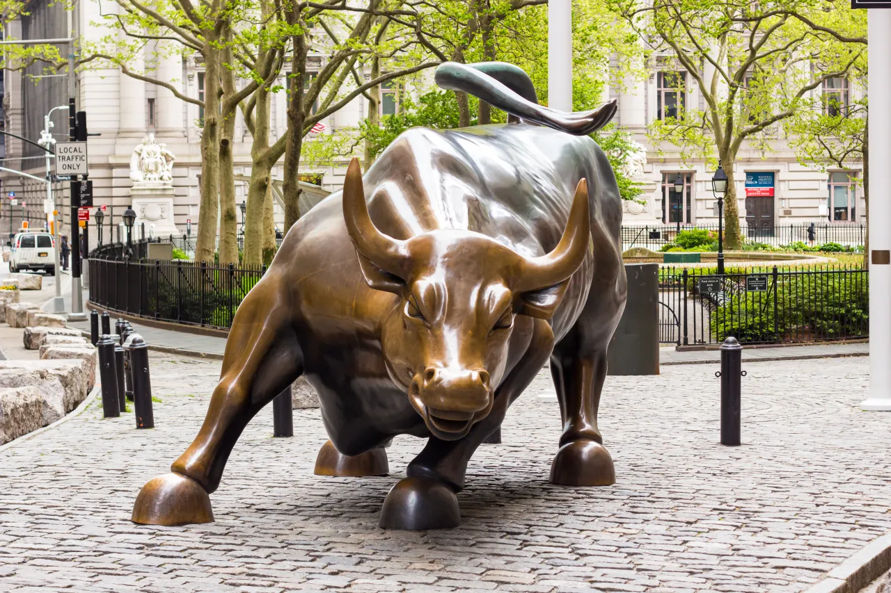 Brązowy byk na Wall Street, symbol hossy, gotowy do ataku. Dlaczego byk jest symbolem hossy? Bo atakuje z impetem, podnosząc ceny.