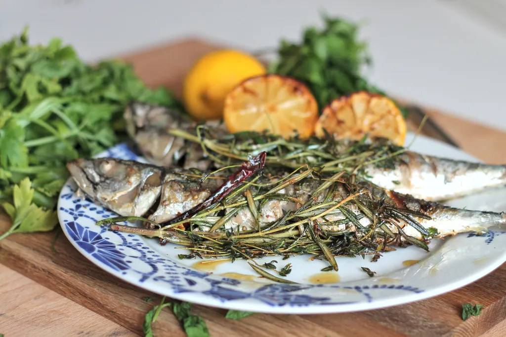 Grillowana makrela z ziołami i cytryną na talerzu