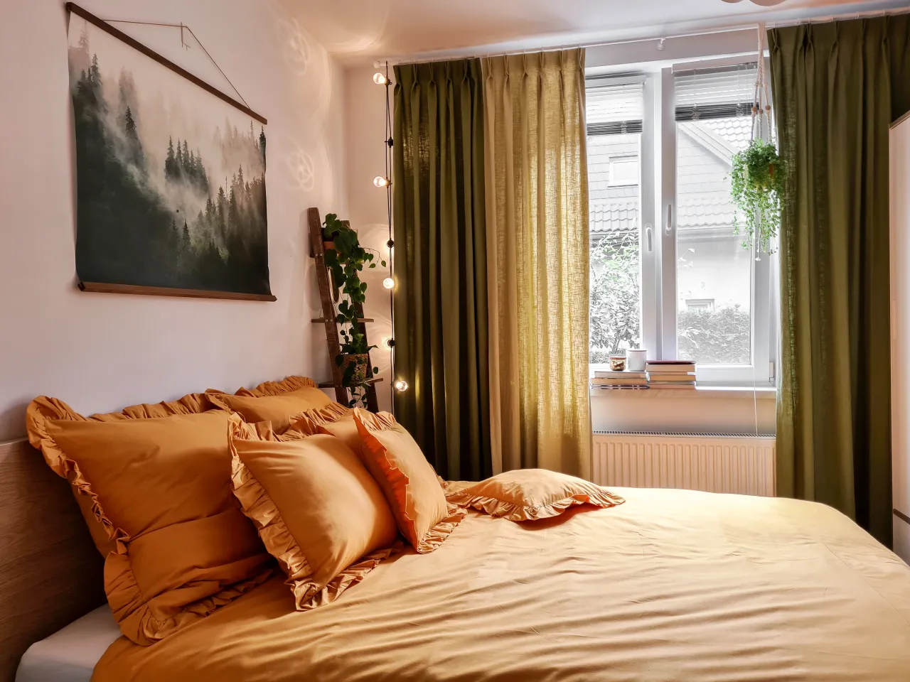 Porównanie rolet, zasłon i żaluzji w sypialni