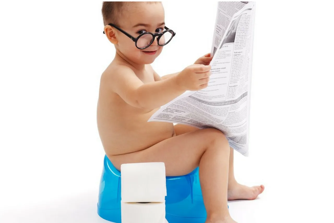 dziecko uczy się korzystać z nocnika