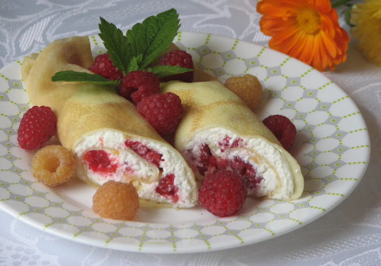 Naleśniki z twarogiem i owocami