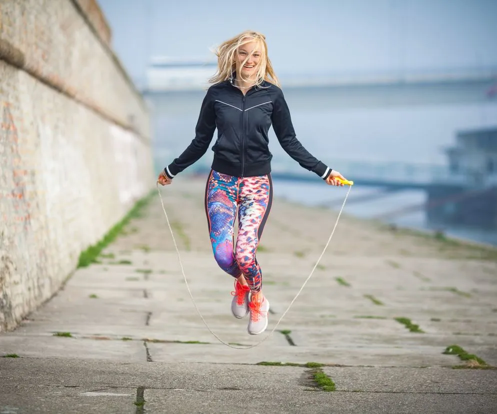 Różne osoby wykonujące ćwiczenia cardio (bieganie, rower, skakanka)