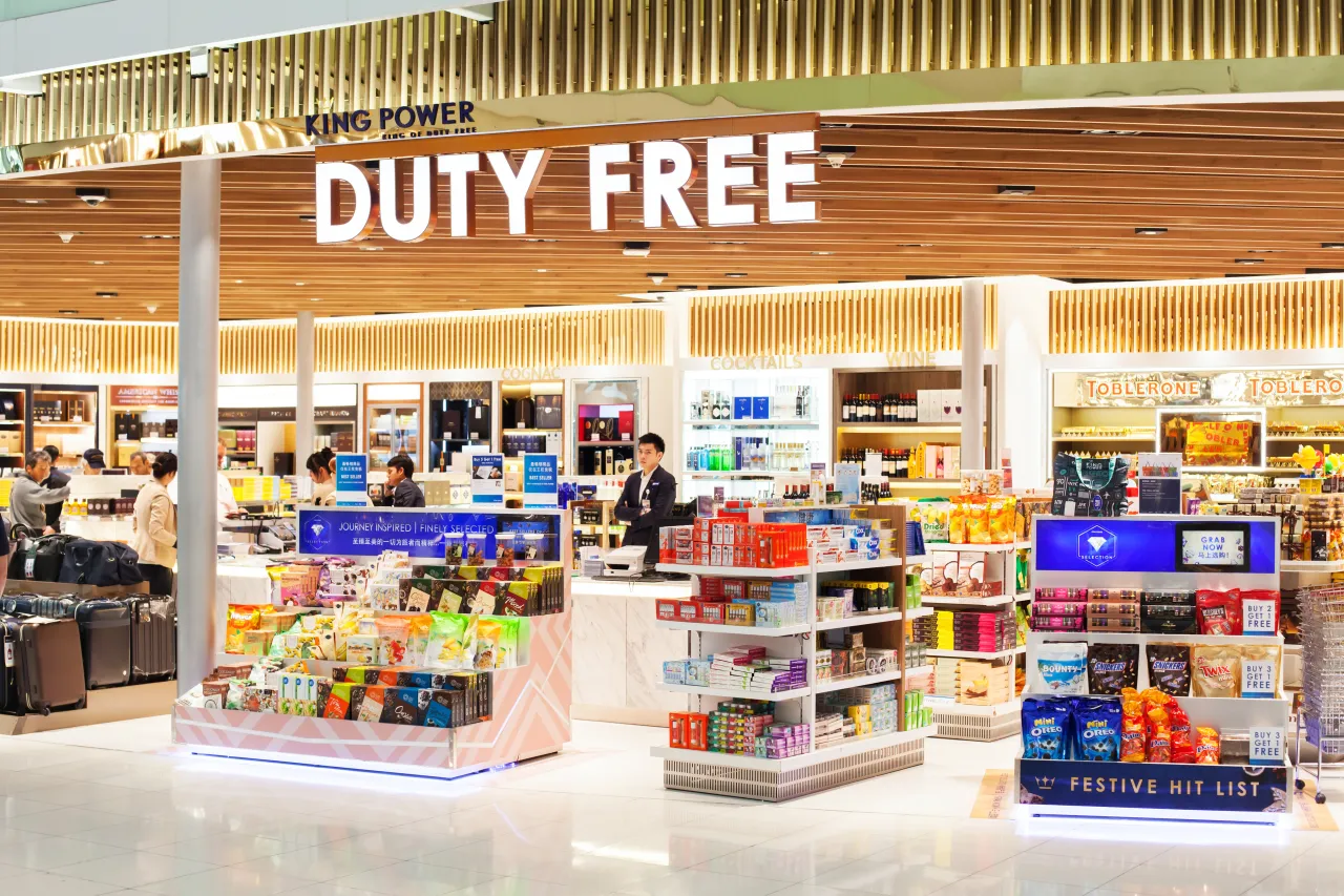 Sklepy na lotnisku są otwarte w nocy, oferując szeroki wyb&oacute;r produkt&oacute;w duty free, od alkoholi po słodycze.