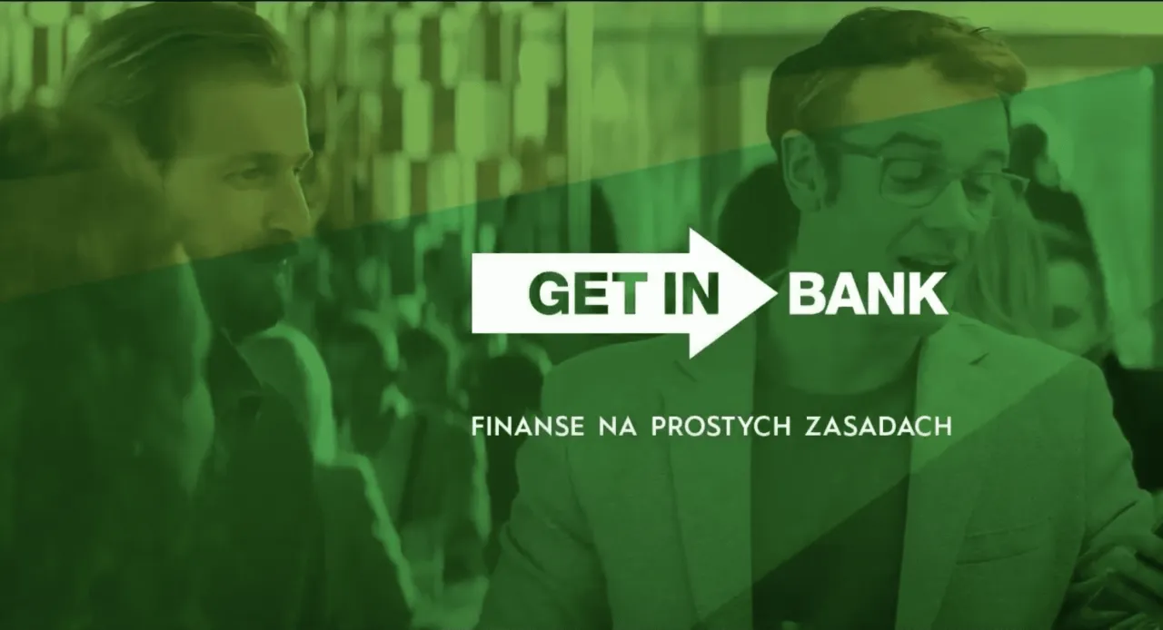 Mężczyźni rozmawiający o finansach. Czy lokaty w Getin Banku są bezpieczne? Napis 