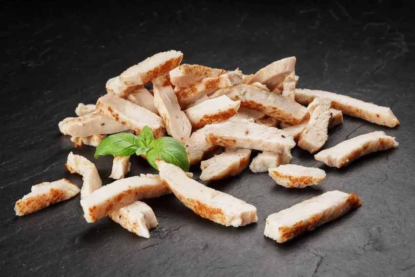 Saftiges H&auml;hnchenbrustfilet in Streifen geschnitten in einer Pfanne