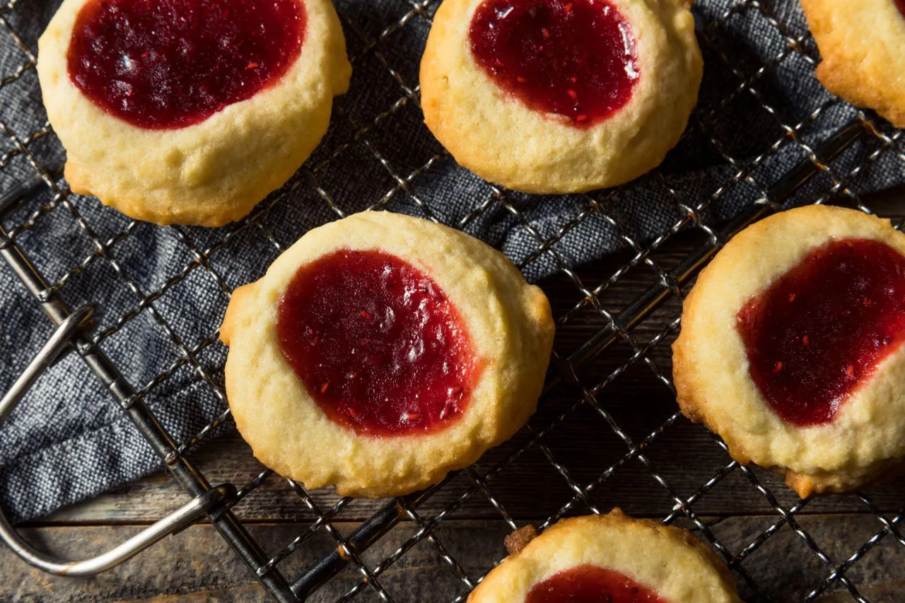 ciastka z odciskiem palca na talerzu