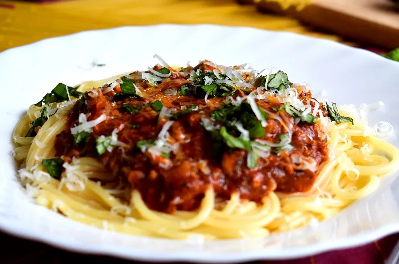 Makaron spaghetti bezglutenowy bolognese na talerzu