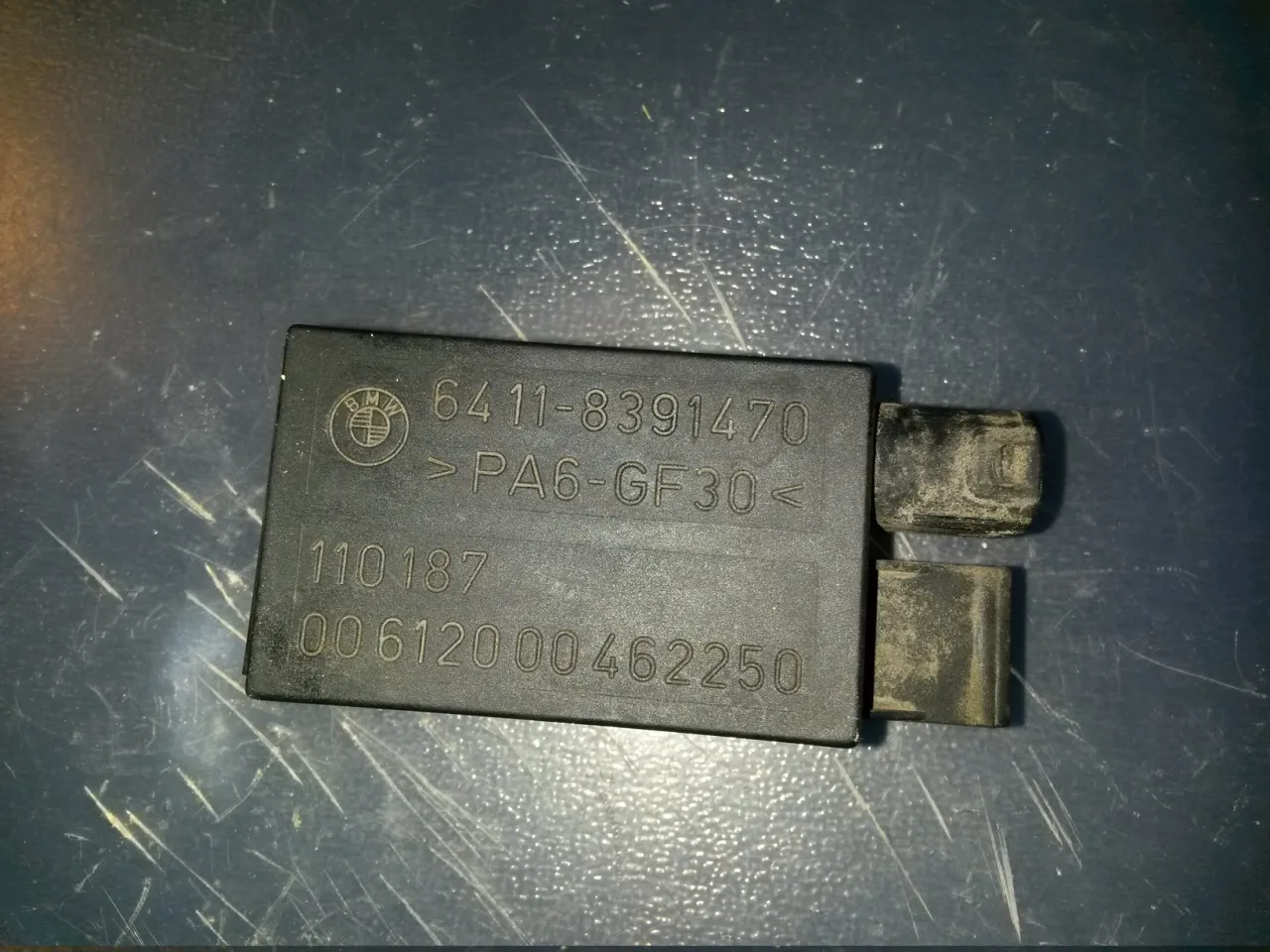 Czujnik AUC BMW z numerem 6411-8391470.