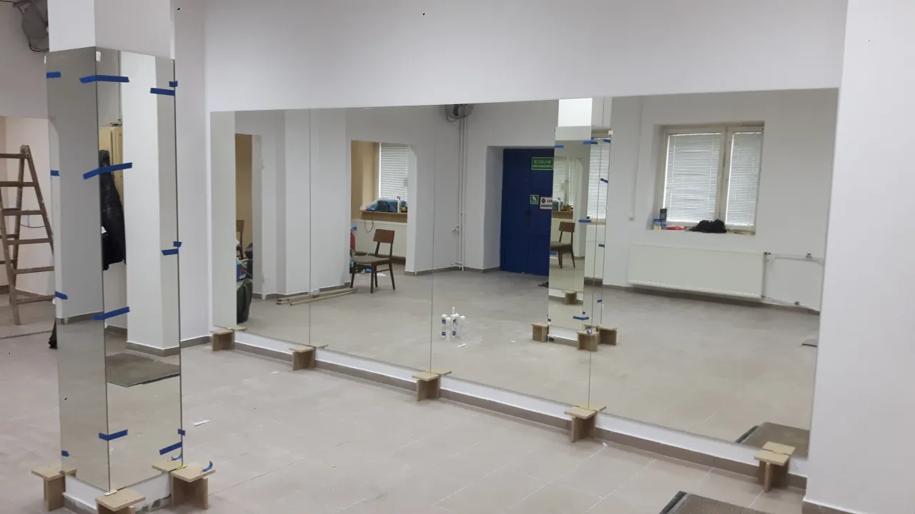 montaż lustra przez szklarza