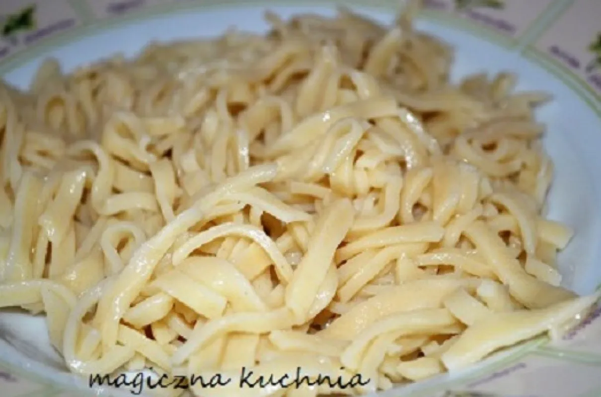 domowy makaron do rosołu w misce