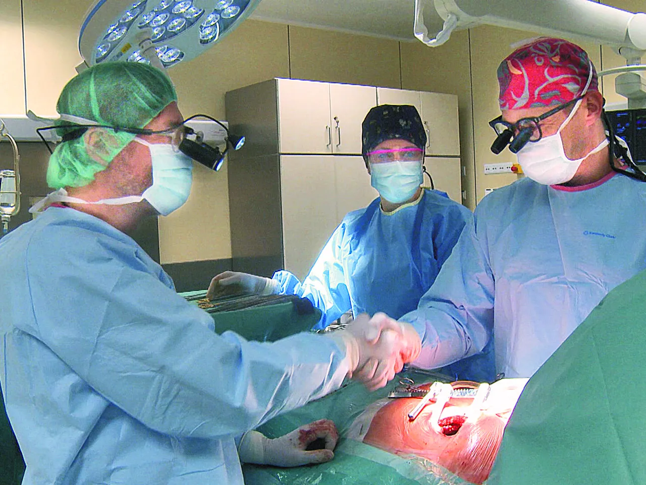 chirurg w pracy, sala operacyjna, lekarze operujący