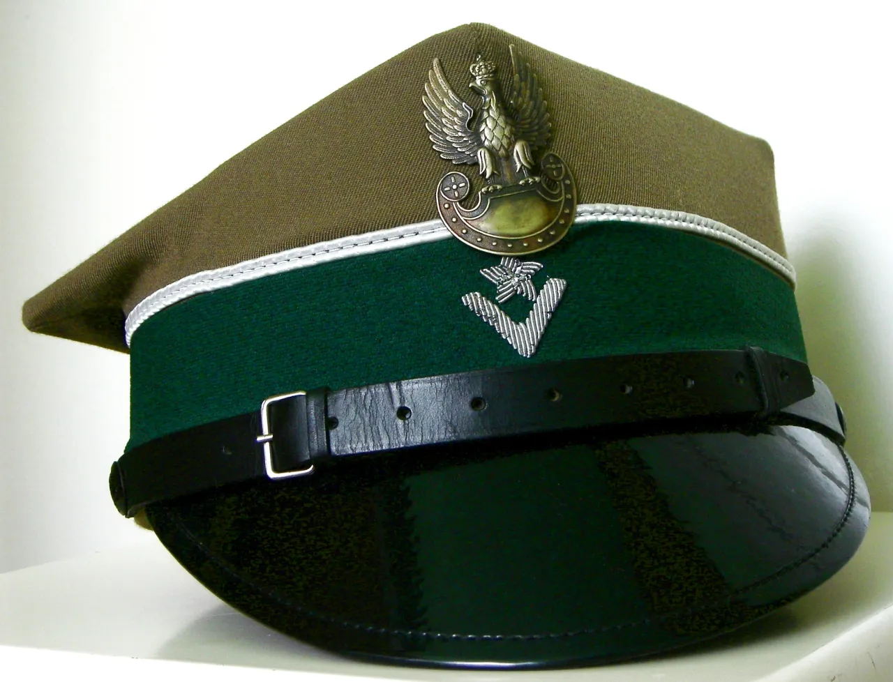 miękki daszek w czapce, zdeformowana czapka