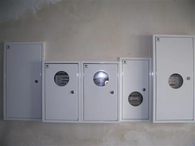 Szafka z licznikami prądu na klatce schodowej w bloku