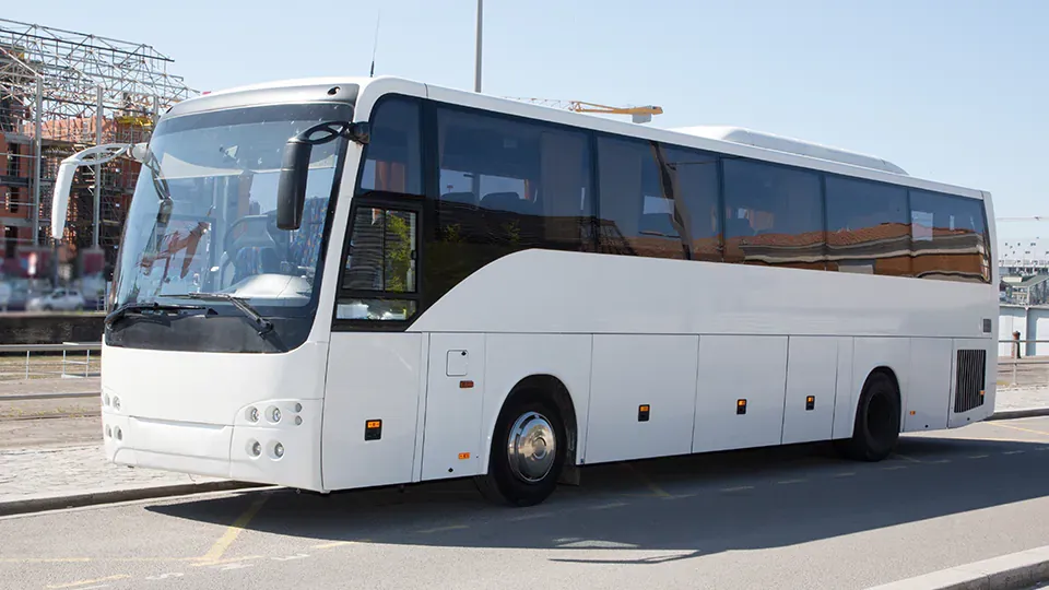 Nowoczesny autokar turystyczny na autostradzie