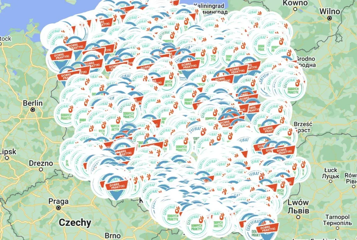 rodzina planuje wakacje w Polsce, mapa Polski, bon turystyczny nieaktualny