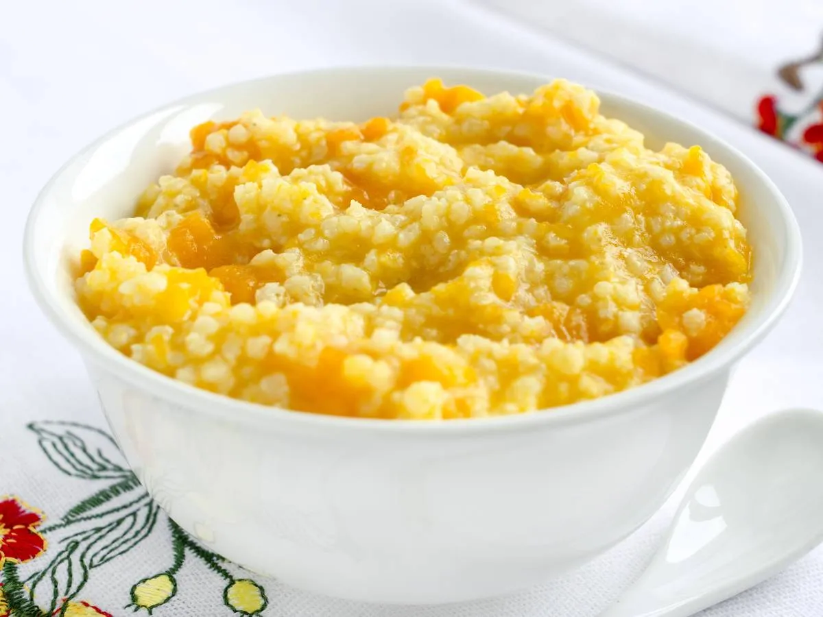 Miseczka ugotowanej kaszy jaglanej z łyżką