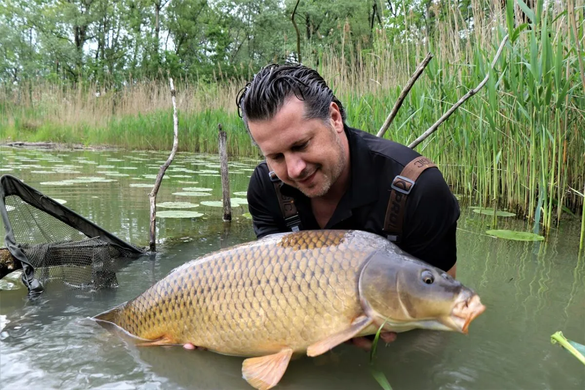 wędkarz łowiący karpie na spławik na jeziorze
