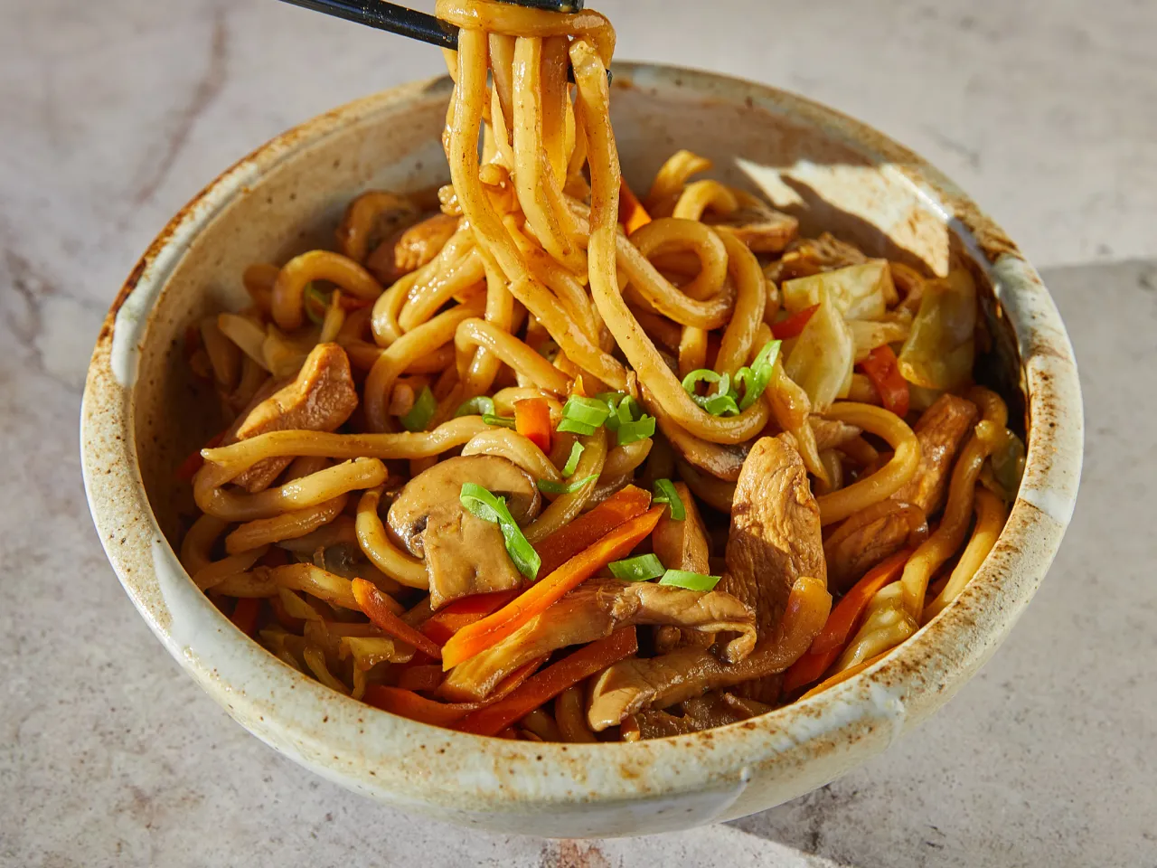 Yaki Udon mit Gem&uuml;se und Fleisch in der Pfanne