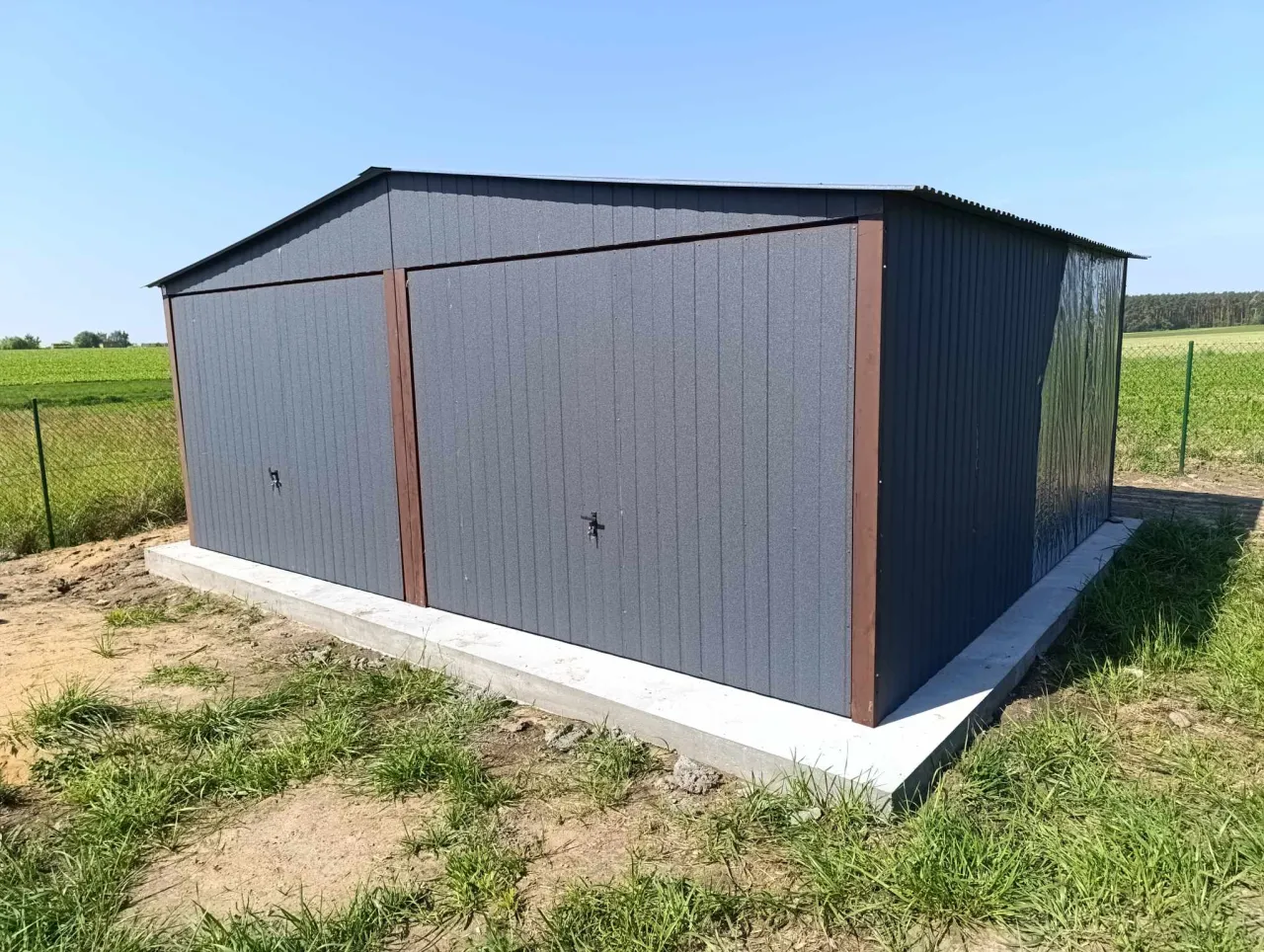 Rodzaje garaży blaszanych i ich fundamenty