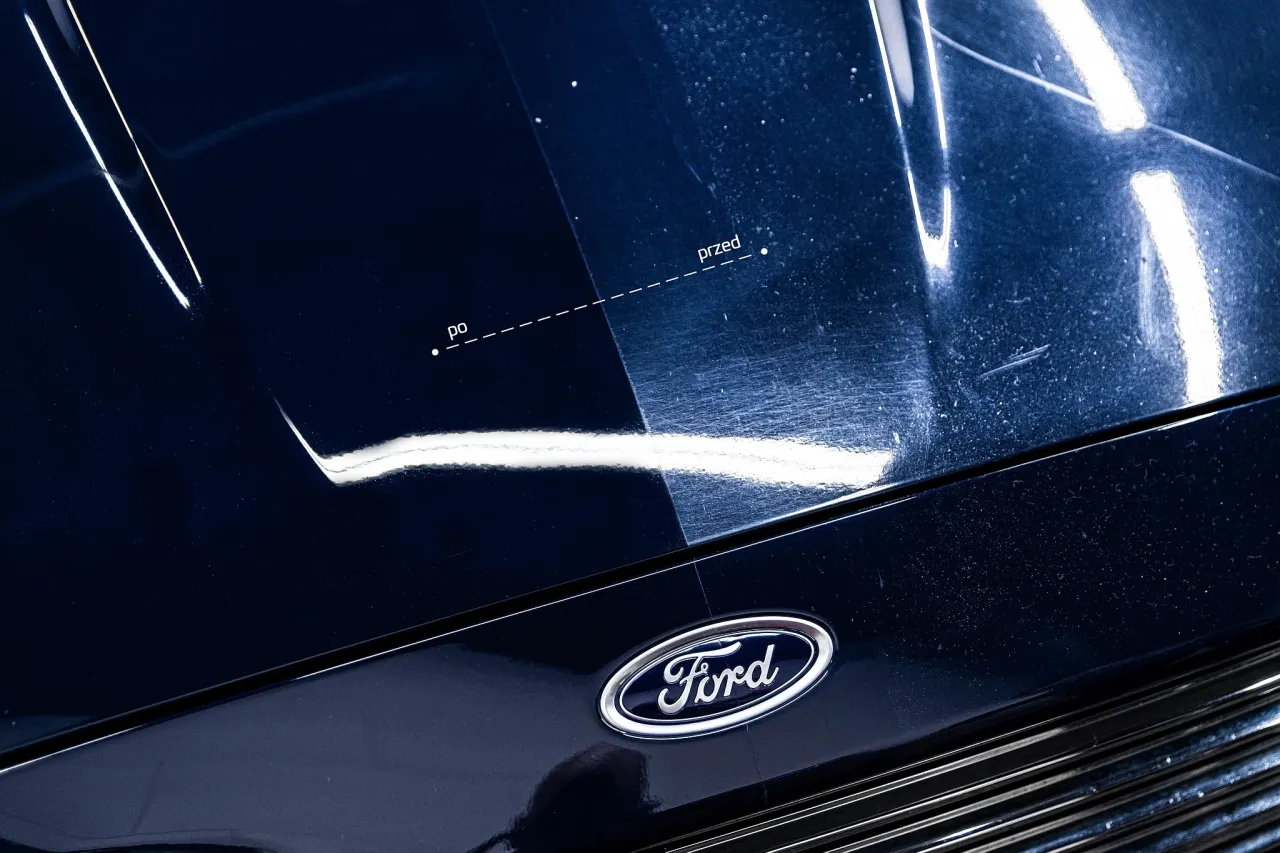 proces korekty lakieru samochodowego