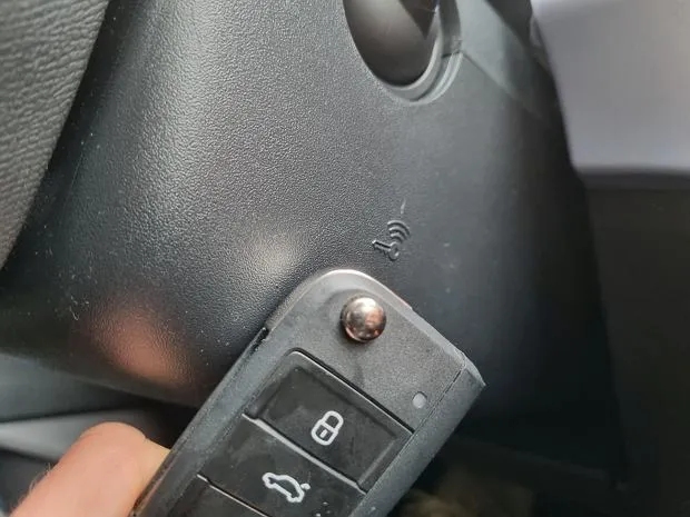 awaryjne uruchomienie samochodu keyless martwa bateria