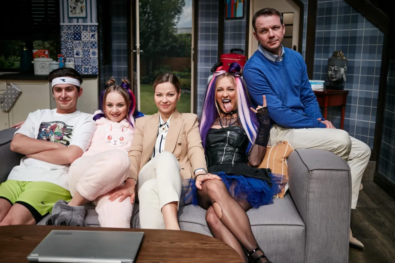 Rodzina siedzi na kanapie. Czego nie widać, to koniec tej komedii. Teatr kwadrat zaprasza!