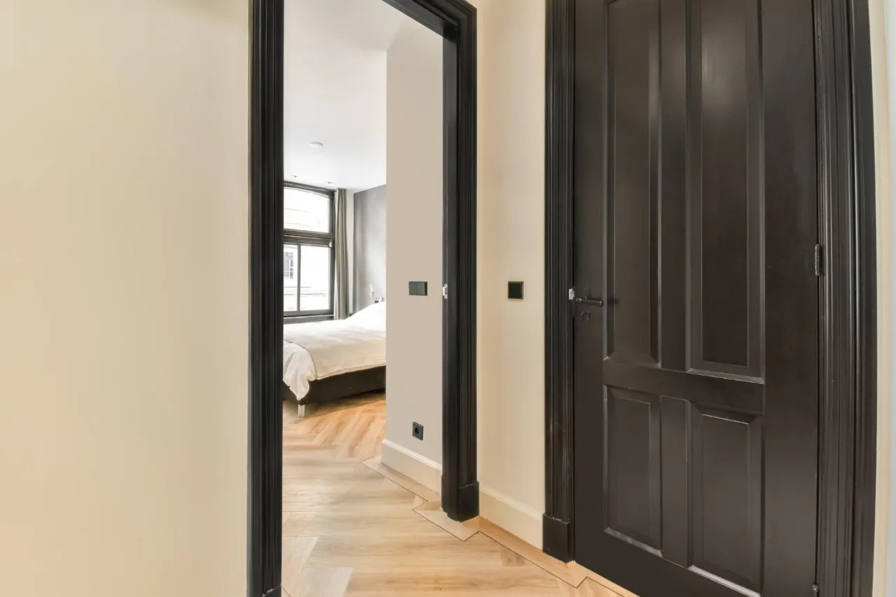 drzwi do podłogi dębowej, drzwi do jasnej podłogi, drzwi do ciemnej podłogi