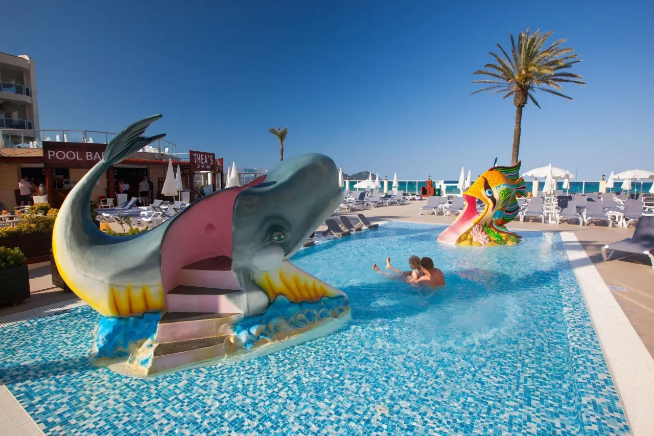 luksusowy hotel rodzinny Majorka basen statek piracki