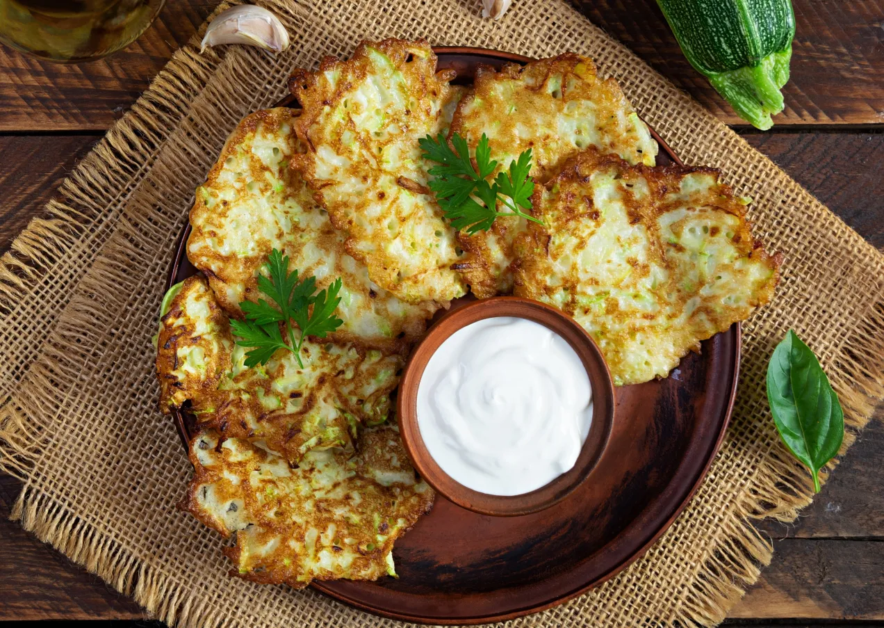 Placuszki z cukinii z dipem śmietanowym. Świetna alternatywa, czym zastąpić chleb na śniadanie lub kolację.