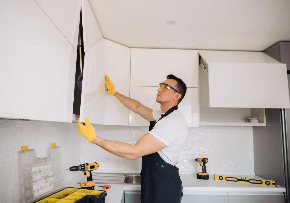 Montaż szafek kuchennych na listwie krok po kroku