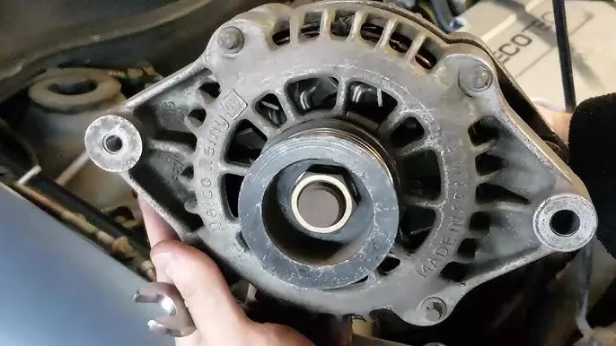 Opel Astra G komora silnika alternator