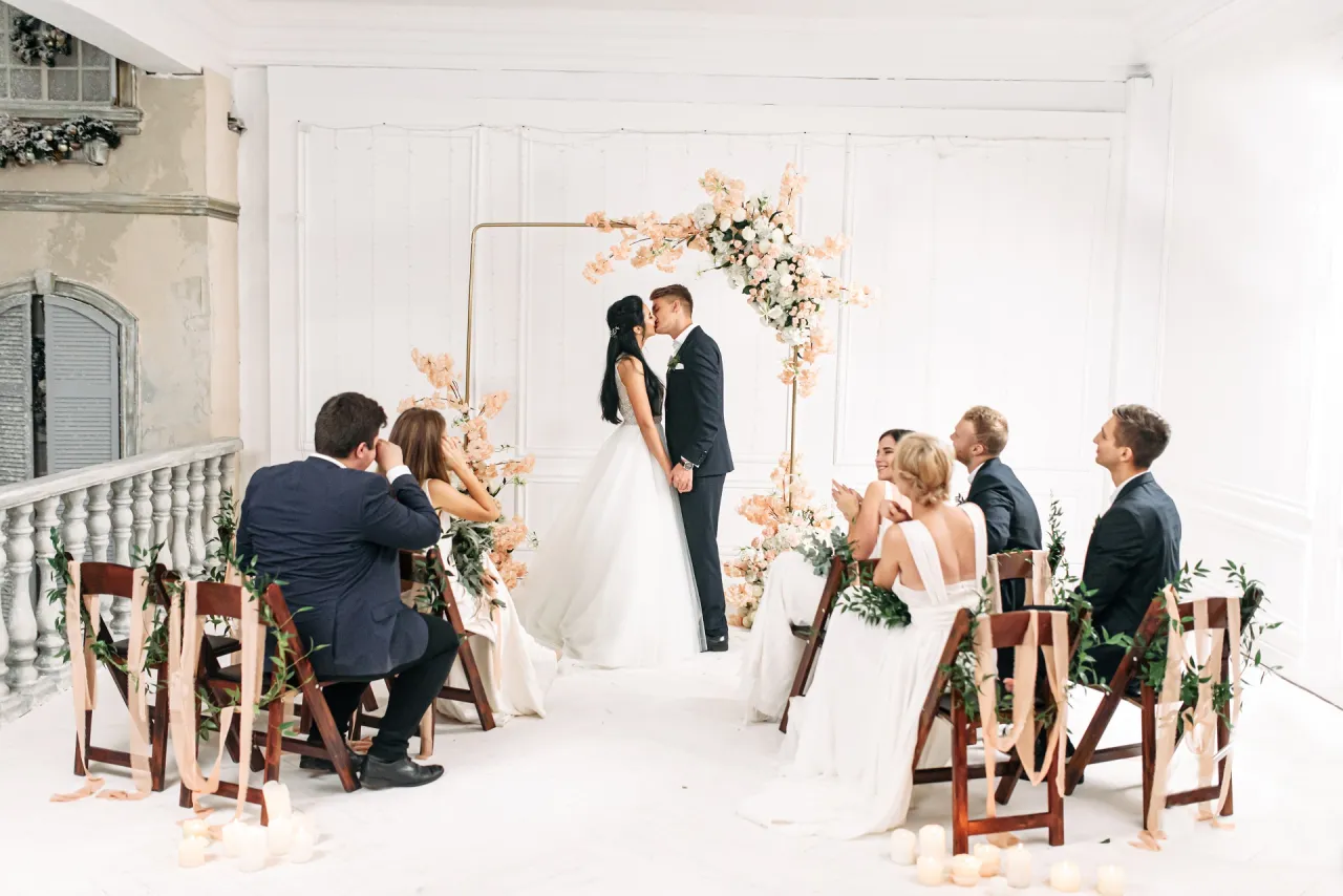 Para młoda podpisująca umowę z usługodawcą ślubnym