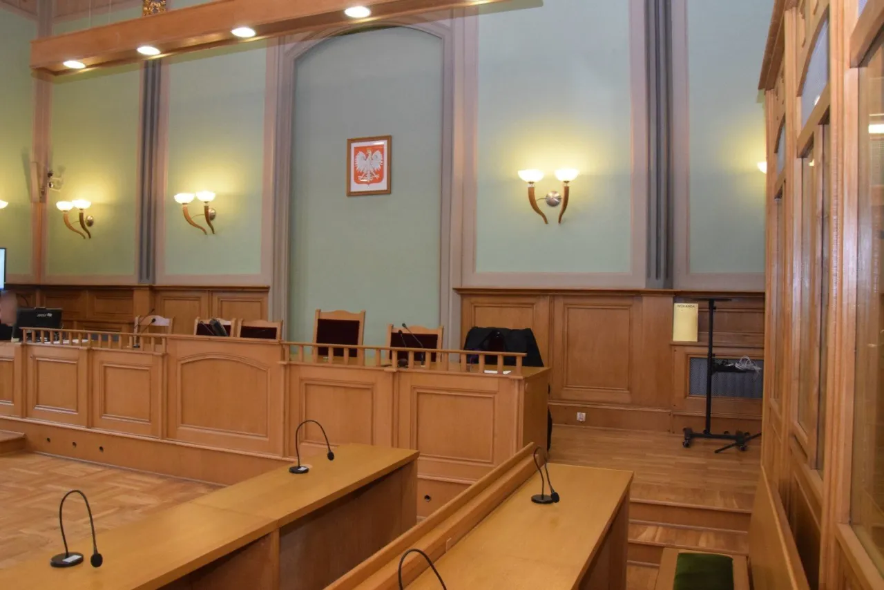 Sąd rodzinny wnętrze, sala rozpraw, budynek sądu