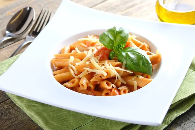 talerz makaronu z sosem pomidorowym i ziołami